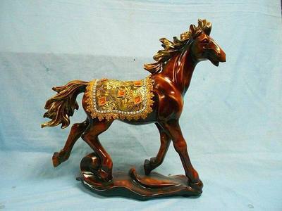 一马当先 李少怀与树脂工艺品的艺术之旅